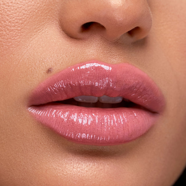 Medium skin tone model wearing Wet Stick in Malibu