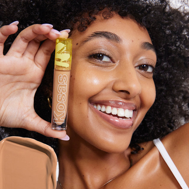 Model wearing Revealer Concealer in Tone 07 N