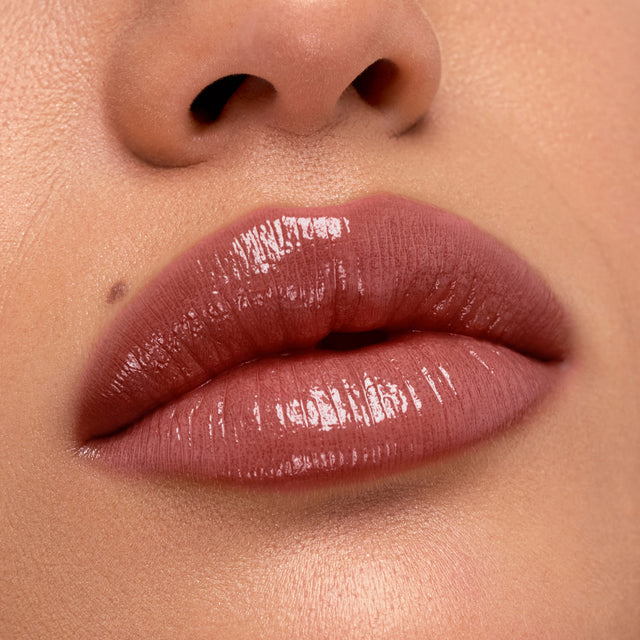 Medium skin tone model wearing Wet Stick in Tropic Bliss