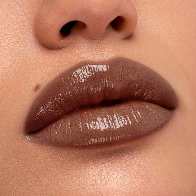 Medium skin tone model wearing Wet Stick in Cinnamon Spritz