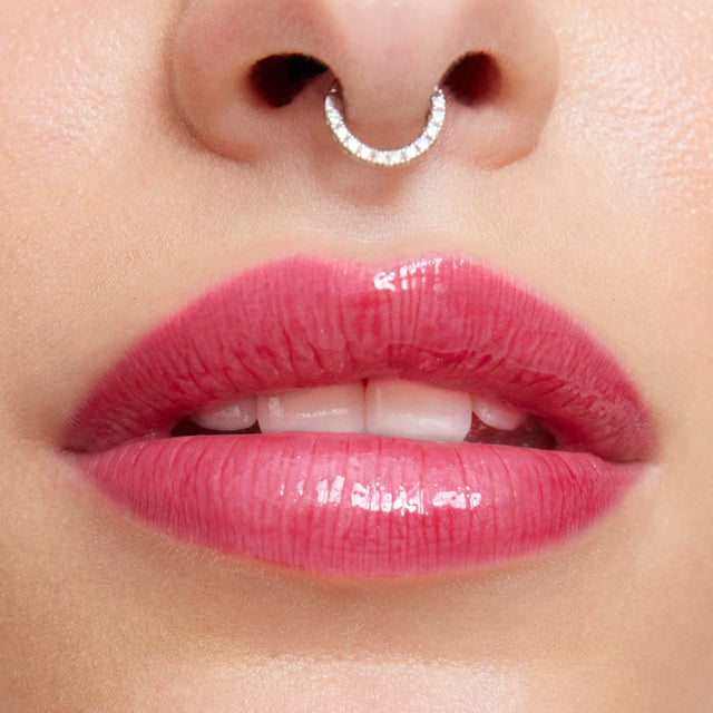 Light skin tone model wearing Wet Lip Oil Gloss in Fruitjuice