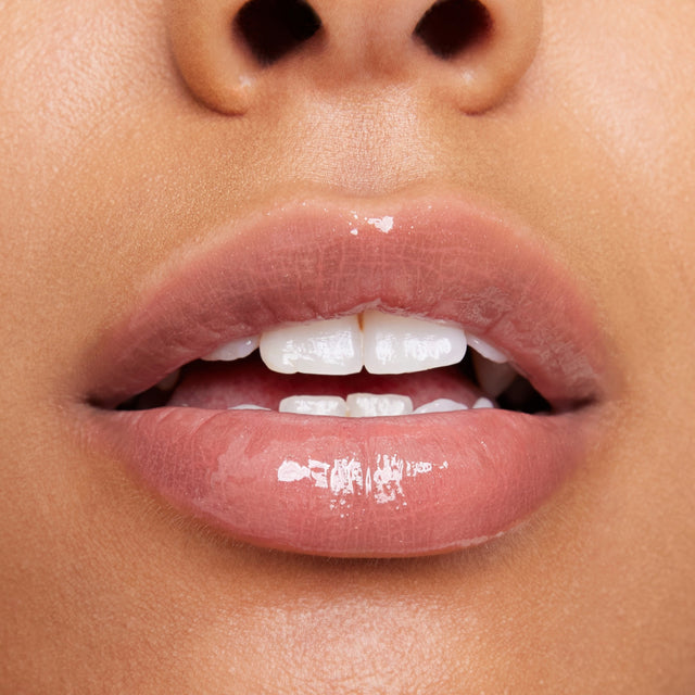 Medium skin tone model wearing Wet Lip Oil Gloss in Unbuttoned