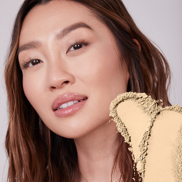Model wearing Cloud Set Setting Powder in Breezy