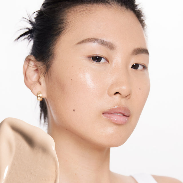 Model wearing BB Burst in Light Medium Neutral Warm 20