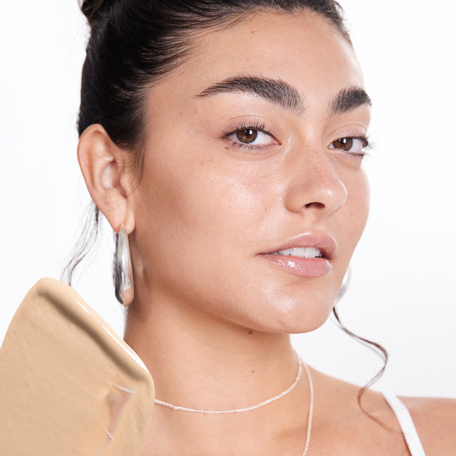 Model wearing BB Burst in Medium Neutral 23