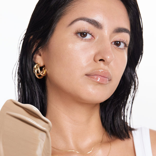 Model wearing BB Burst in Medium Tan Neutral Cool 30