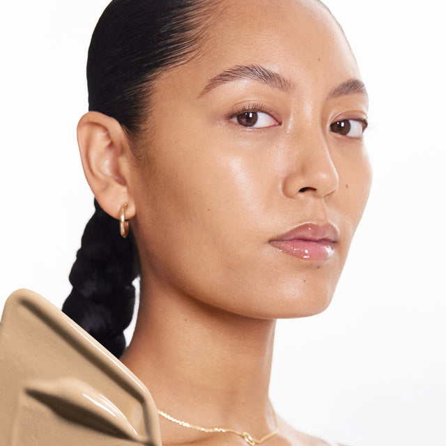 Model wearing BB Burst in Medium Deep Neutral Olive 31