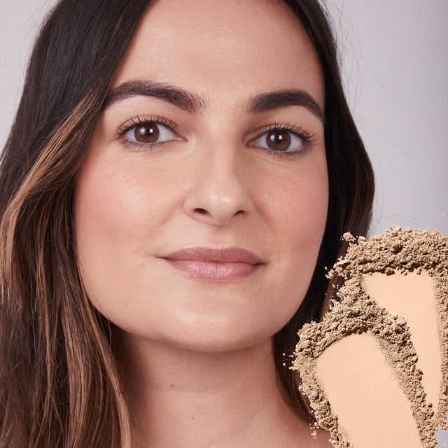 Model wearing Cloud Set Setting Powder in Comfy