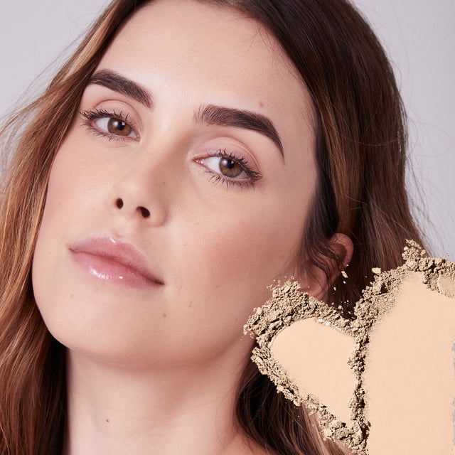 Model wearing Cloud Set Setting Powder in Feathery