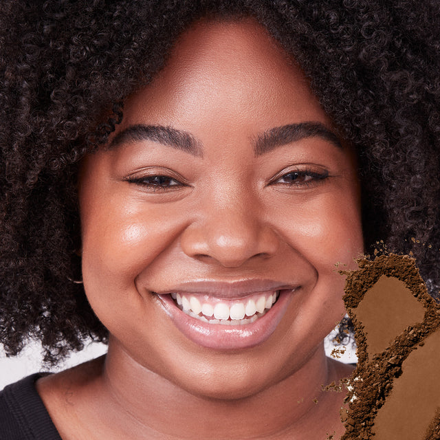 Model wearing Cloud Set Setting Powder in Silky