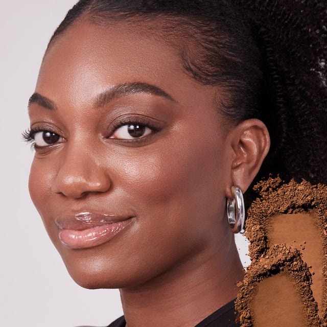 Model wearing Cloud Set Setting Powder in Softly