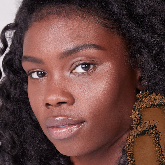 Model wearing Cloud Set Setting Powder in Velvety